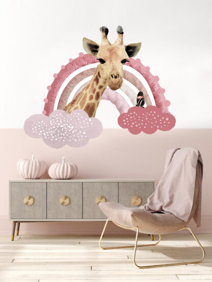Naklejki dla dzieci na ścianę tęczowe opowieści - żyrafa w różowych chmurach